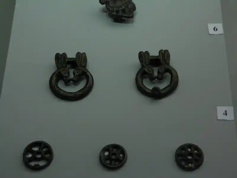 Badges with symmetric figure of two donkey heads.